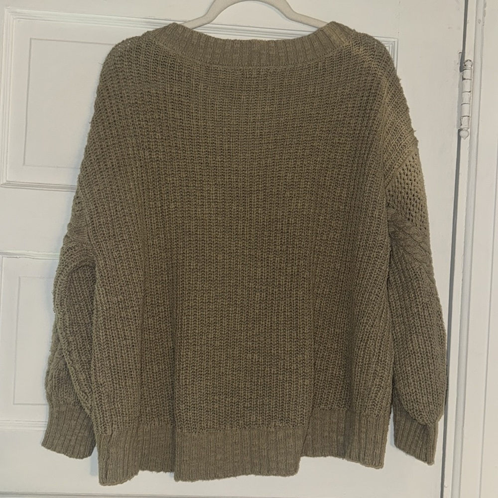 2 for $12 🎉 American Eagle Green V-Neck Sweater - Picture 10 of 11